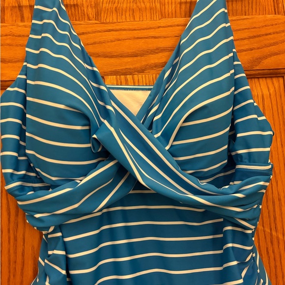Bal Harbour Swim women’s wireless swimsuit size 24W Caribbean blue, gently used - Picture 2 of 7